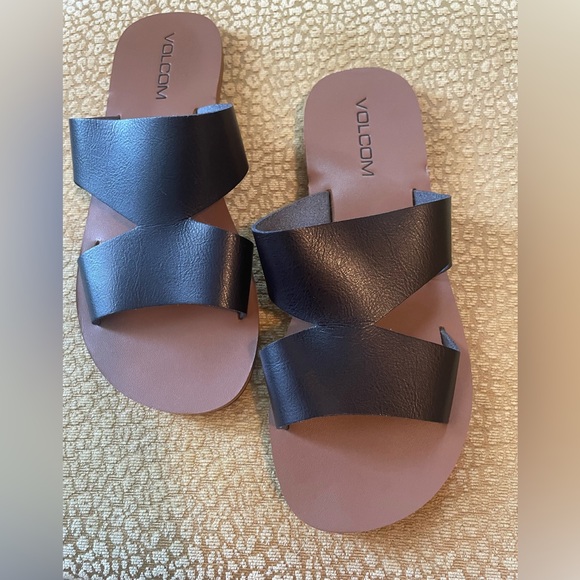 Volcom Woman’s Leather Slides in SZ 7 NWOT - Picture 1 of 2